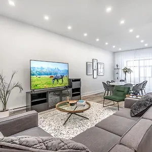 Spacious 5-bed Oasis In The Heart Of Downtown-5 Min To Bell Center, Free Parking Apartment Montreal
